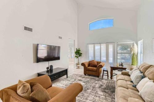 Modern Spacious 3 BR Home Pool and Game in Desert View Village