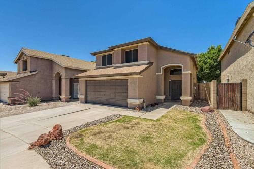 Modern Spacious 3 BR Home Pool and Game in Desert View Village