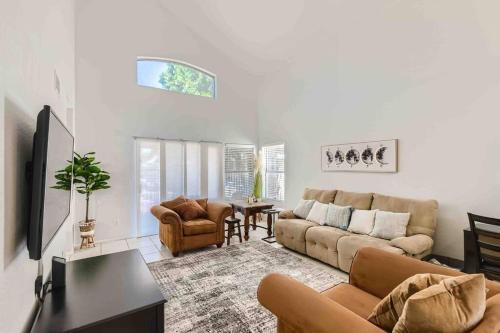 Modern Spacious 3 BR Home Pool and Game in Desert View Village
