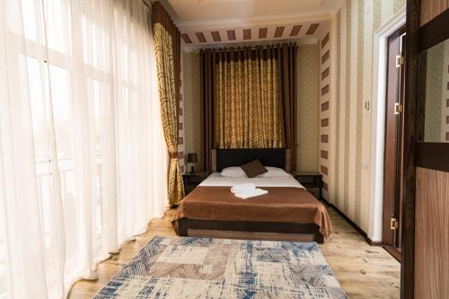 1 queen bed, 2 twin beds