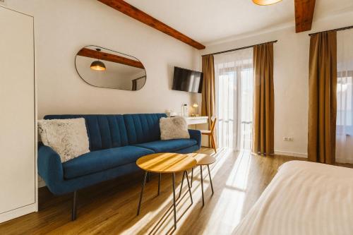 1 queen bed, 1 sofa bed