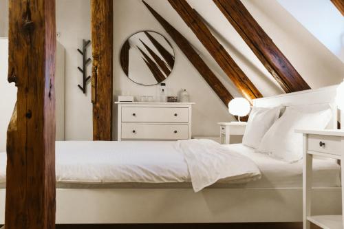 1 queen bed, 1 sofa bed