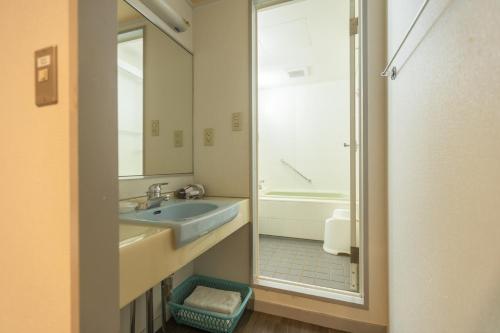 Twin Room image 10