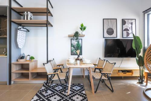 Mossaz Suites by Mykey Global in One Utama / Damansara