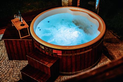 熱水浴缸, Nebesky 81 in 昆奇采波德翁德雷尼克姆