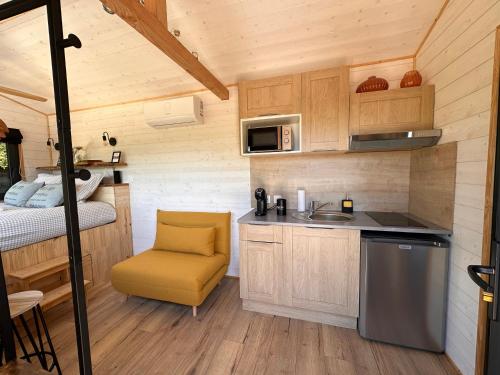 virtuve, Tiny house romantique avec bain nordique in Lafrancaise