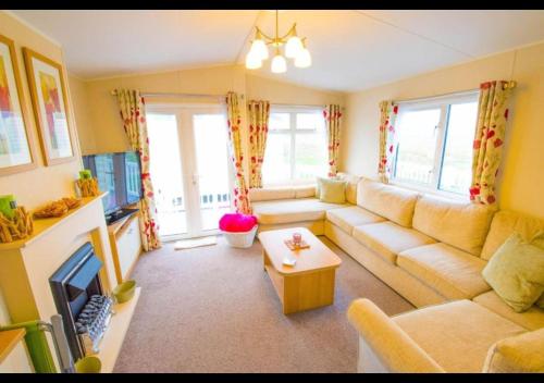 MP124 - Camber Sands Holiday Park - Sleeps 6 - Full Decking - Beautiful Marsh Views, Camber (Foto 2)