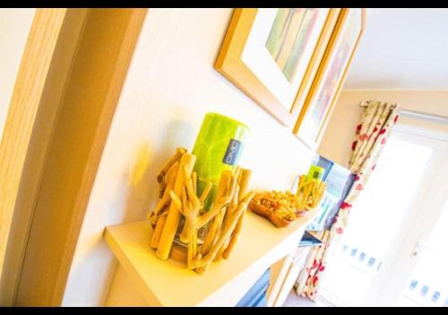 MP124 - Camber Sands Holiday Park - Sleeps 6 - Full Decking - Beautiful Marsh Views, Camber (Foto 4)