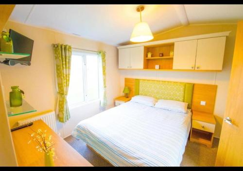 MP124 - Camber Sands Holiday Park - Sleeps 6 - Full Decking - Beautiful Marsh Views, Camber (Foto 10)