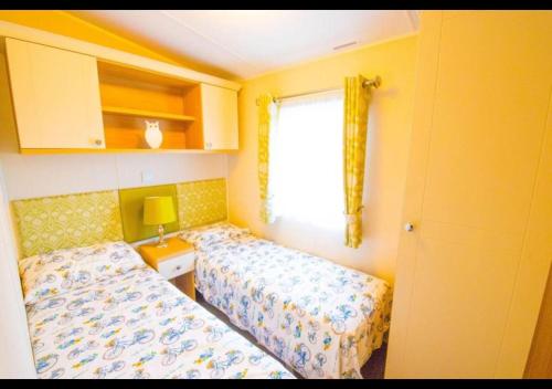 MP124 - Camber Sands Holiday Park - Sleeps 6 - Full Decking - Beautiful Marsh Views, Camber (Foto 5)