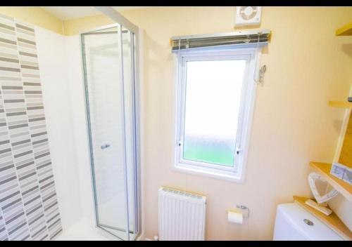 MP124 - Camber Sands Holiday Park - Sleeps 6 - Full Decking - Beautiful Marsh Views, Camber (Foto 8)