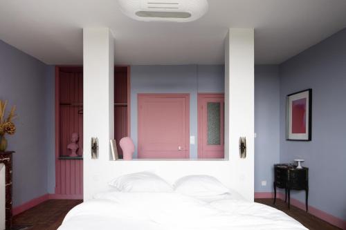Au Petit Thouars Room Type - Deluxe Double Room (2 Adults + 1 Child)