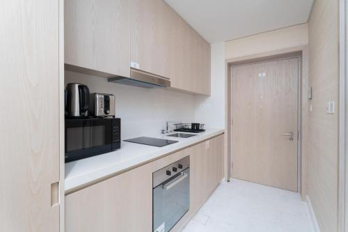 Nasma Luxury Stays - Sea-View Studio in Palm Tower with Full Amenities, Dubai (photo 10)