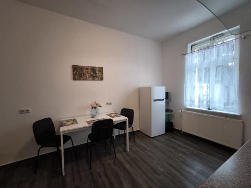 2 bedrooms, 3 beds