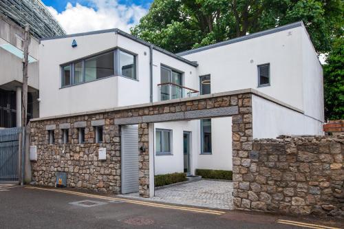 Dublin Retreat Sleeps 6 with Parking