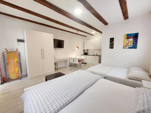 1 king bed, 1 sofa bed