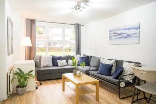 Silver Pines - 2BR - King Bed - 6 Guests - Wi-Fi - Free Parking photo 2