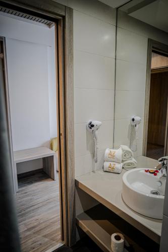 Twin Room image 3