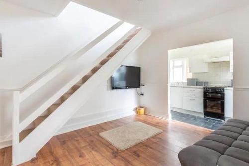 Cheerful Maisonette in the heart of Orrell Park, Liverpool (photo 2)