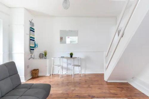 Cheerful Maisonette in the heart of Orrell Park, Liverpool (photo 3)