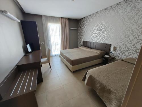 1 queen bed, 1 twin bed