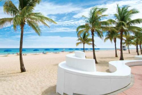 Renovated Intercoastal 2Bdrm 1 bath condo Walk to Beach - image 4