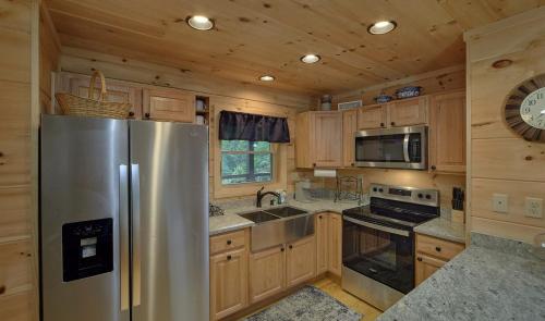 Experience Luxury and Serenity Just Minutes from Top Attractions Private Indoor Pool Hot Tub in Pigeon Forge, USA