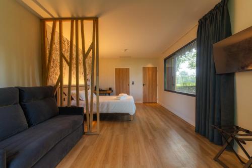 1 queen bed, 1 sofa bed