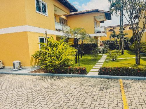 Apto no pavimento superior com 2 quartos (ambos com ar condicionado), Internet privativa 300MBPs, no condomínio Varandas da Praia a 150m da Praia de Taperapuã 1 vaga de garagem privativa.