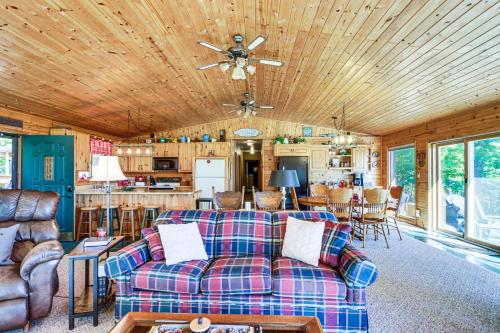 Lakefront Hackensack Cabin with Patio and Grill! in Pine River (MN)