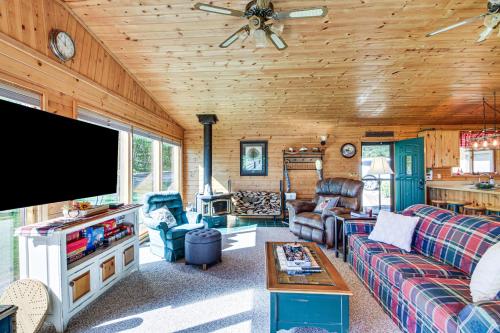Lakefront Hackensack Cabin with Patio and Grill! in Pine River (MN)