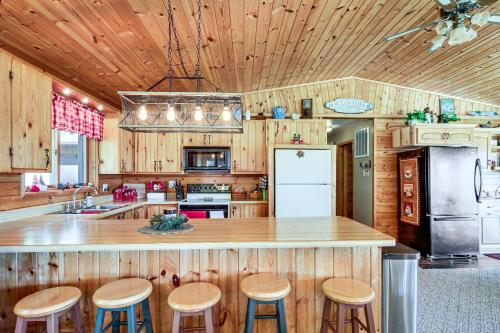 Lakefront Hackensack Cabin with Patio and Grill! in Pine River (MN)