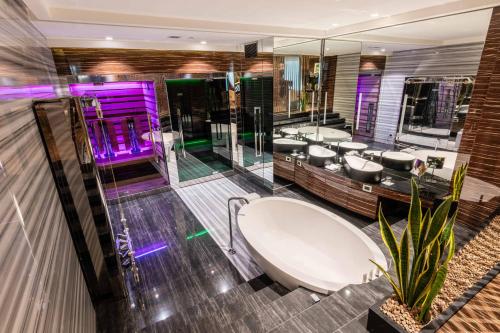 Romeo hotel - image 6