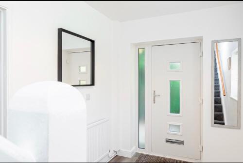Good Location Free Parking Big Garden Modern House, Swindon (photo 5)