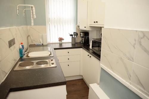 Kitchen, Cosy Orrell Park Retreat Near Anfield and Aintree in Bootle