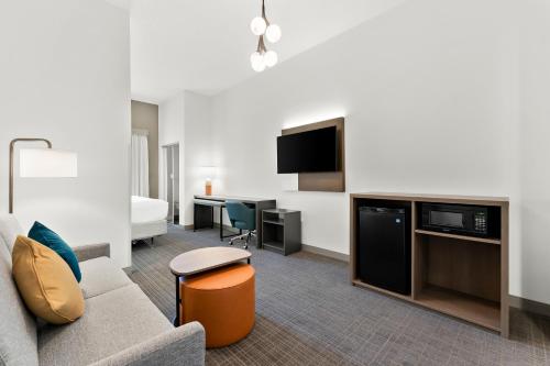 Comfort Inn & Suites - image 31