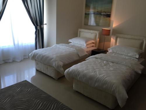 Waterfront One Bedroom Apartment Dubai Marina - image 2