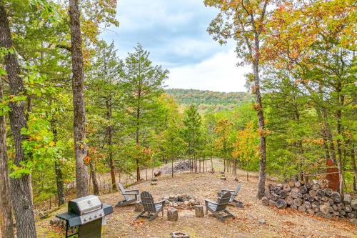 Mtn Views and Fire Pit Eureka Springs Home in Eureka Springs, USA