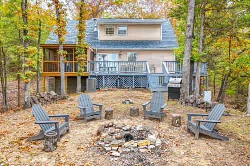 Mtn Views and Fire Pit Eureka Springs Home in Eureka Springs, USA