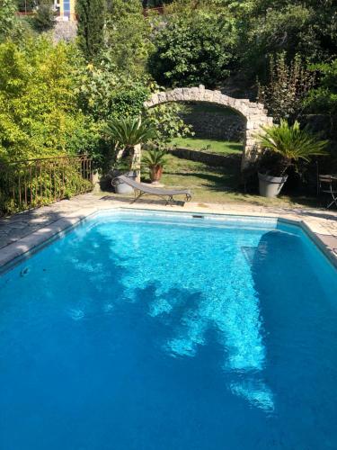 สระว่ายน้ำ, la Tuilerie du Riou in กราส