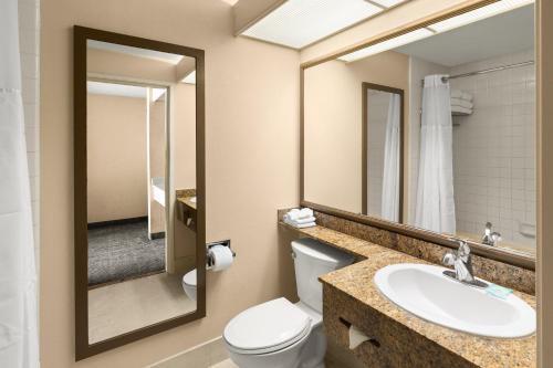 Portofino Inn and Suites Anaheim Hotel - image 10