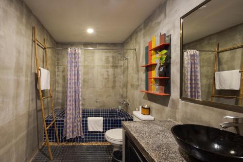 room detail thumbnail 2