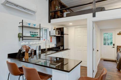 2 Bed 1 Bath-Sleeps 5 to 6 Near RRG Large Deck in Beattyville, USA
