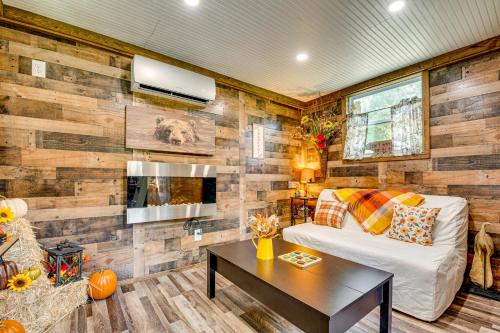 Creek Access, Fire Pit and Grill Summerville Studio in Summerville, USA