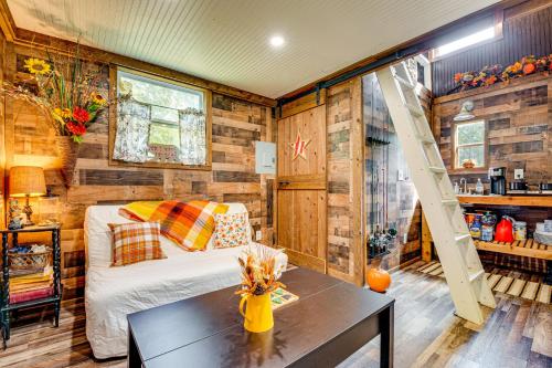 Creek Access, Fire Pit and Grill Summerville Studio in Summerville, USA