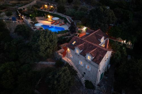 "Villa Kostela"-Villa in nature with 4 bedrooms, 2 bathrooms and 2 kitchens – khách sạn tại Lozisca