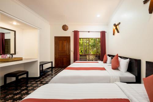 Triple Room with Pool View  image 10