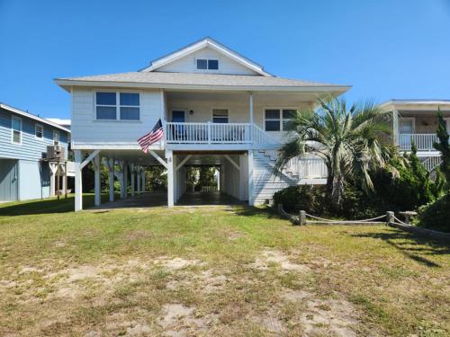 Spacious Beach House Steps to Sand, Ocean Isle Beach