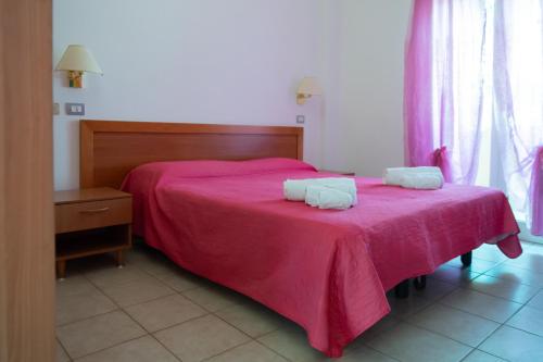 1 queen bed, 3 twin beds