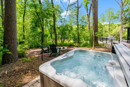 Cute Riverside Cabin w Hot Tub Fire Pit & Kayaks detail